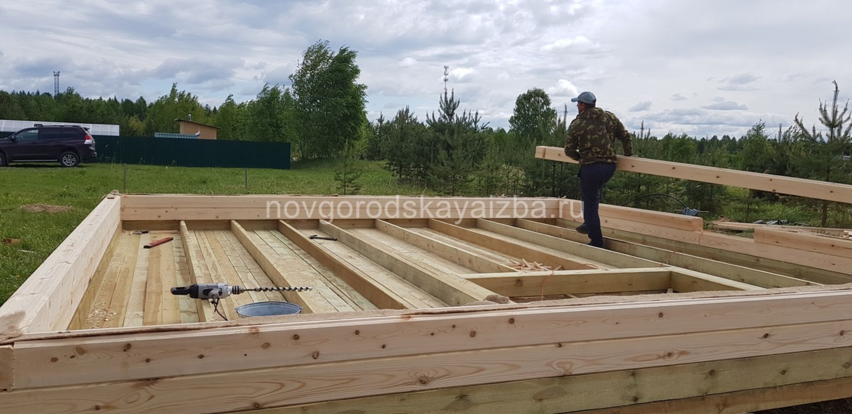 Монтаж первого бруса и устройство чернового пола
